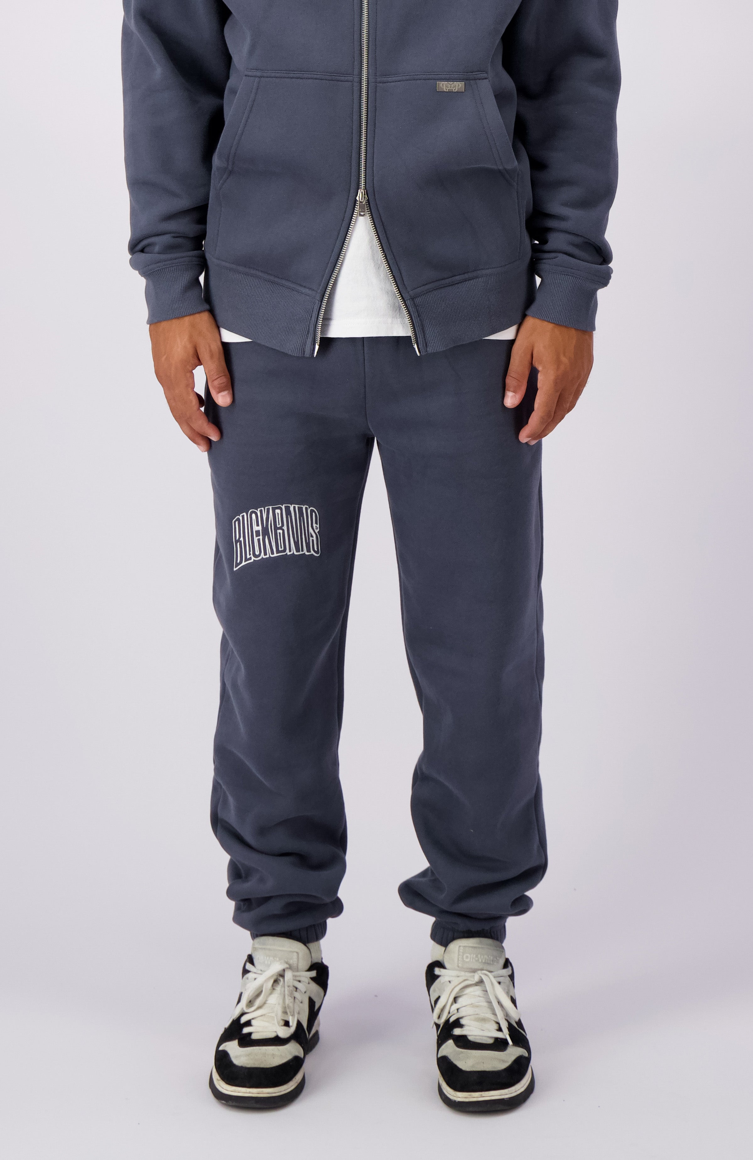 EMBROIDERED ARCH SWEATPANTS | Grey